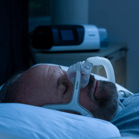6a96d552e4921_resmed-airtouch-n20-per-lei-maschera-nasale-cpap-uomo-che-dorme.webp